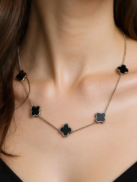 Aurelia Clavis Perlmutt-Halskette in goldener Fassung