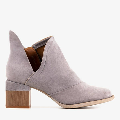 Graue Damenstiefel auf dem Jeneuer Post - Schuhe