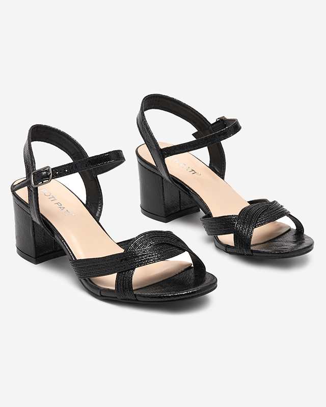 Schwarze Damensandale auf dem Pfosten. Offal- Schuhe