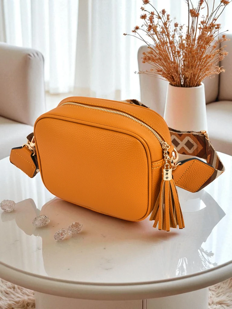 Royalfashion Kleine Damenhandtasche aus Öko-Leder mit buntem Riemen Kovi Lace