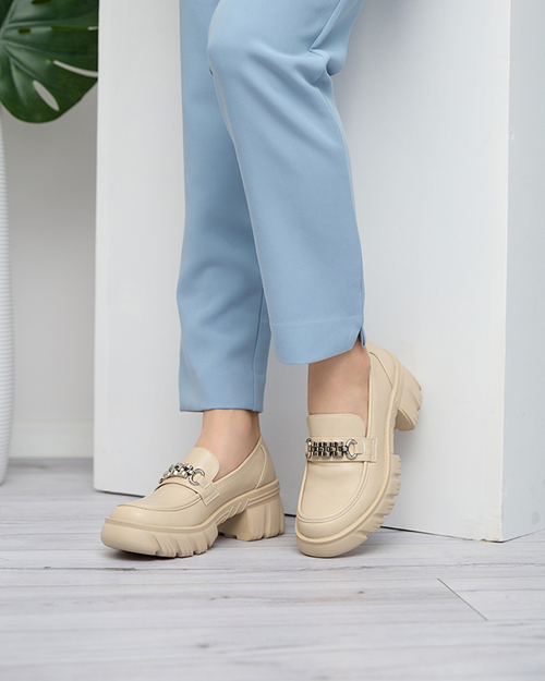 Бежеві жіночі лофери на масивній підошві Erikela