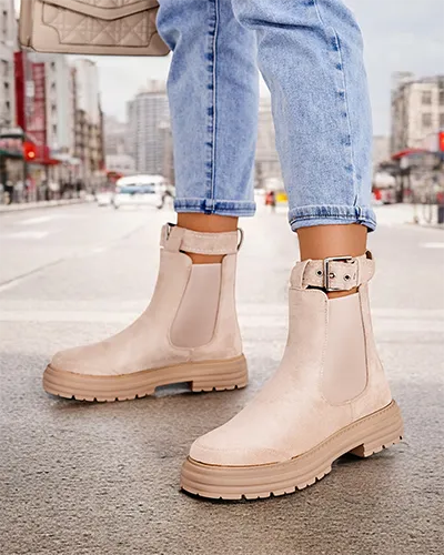 Royalfashion Damen-Stiefeletten mit dekorativem Riemen Ozzoas