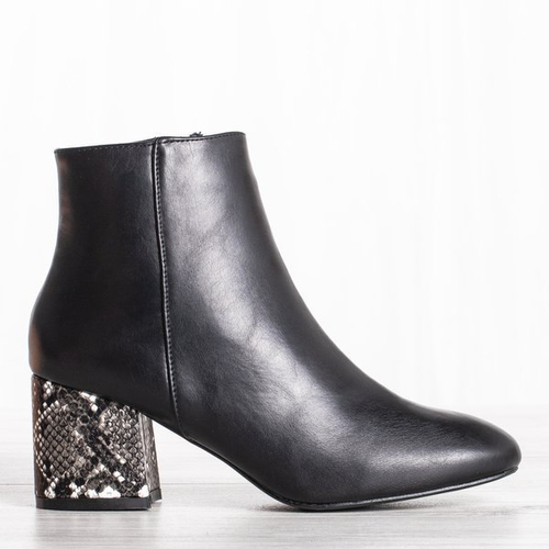 Чорні черевики на каблуці, що прикрашений зміїним принтом Rossana - Взуття