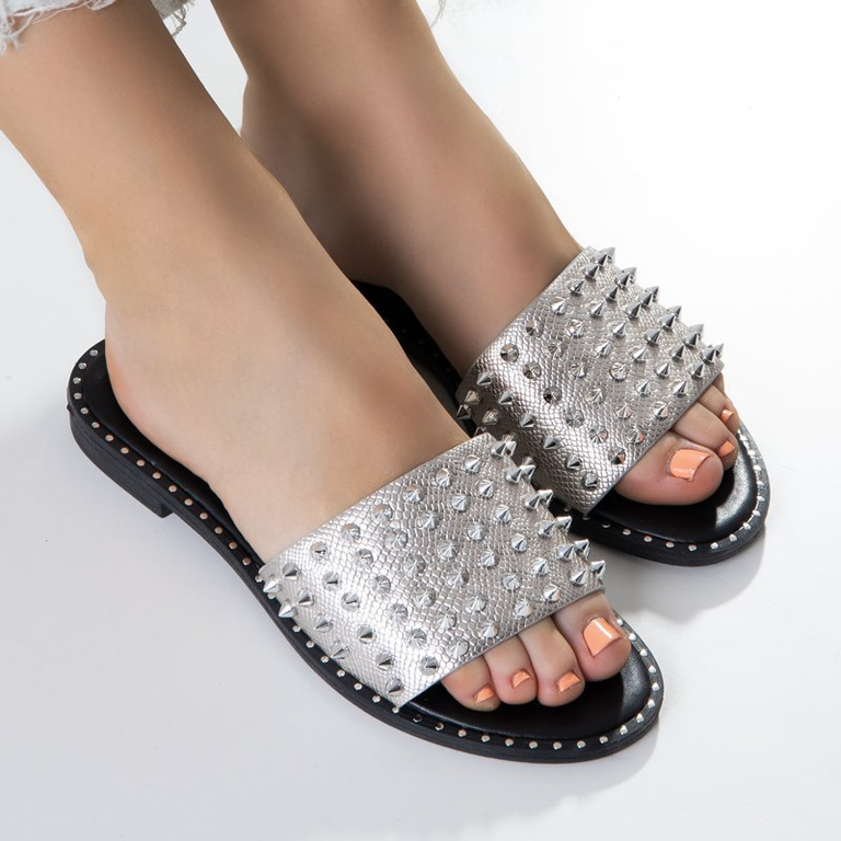 Silberne Damenpantoffeln mit Maurella-Nieten und -Düsen - Schuhe