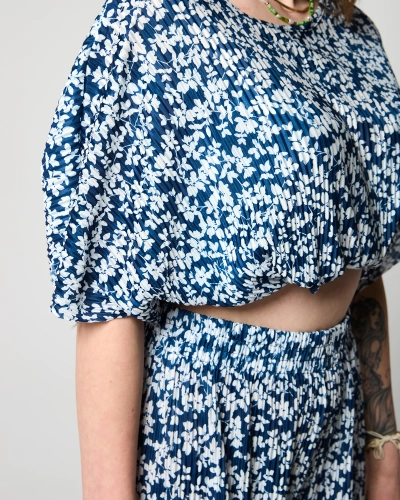 Marineblaues Plissee-Set für Damen mit schwarzen Blumen - Kleidung
