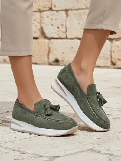 Aurelia Verde – Grüne Damen Mokassins aus Eco-Wildleder mit 4 cm Keilabsatz