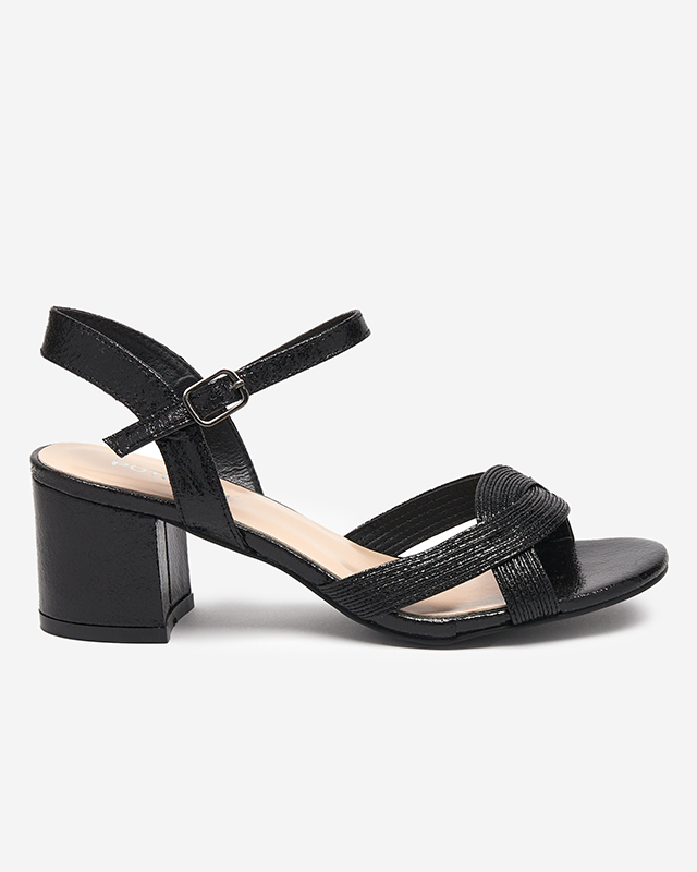 Schwarze Damensandale auf dem Pfosten. Offal- Schuhe