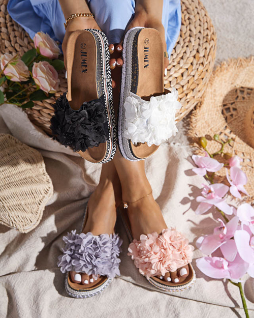 Світло-сірі жіночі шльопанці з декоративними квітами Riomi