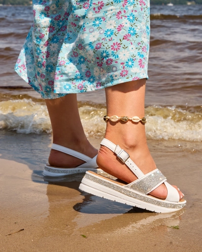 Royalfashion Weiße Damen-Sandalen aus Öko-Leder mit Zirkonen Trikys