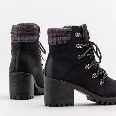 OUTLET Schwarze Damenstiefel auf dem Royaltan-Pfosten - Schuhe