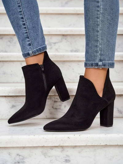 Schwarze Stiefel mit Schnitt von Alania - Schuhe