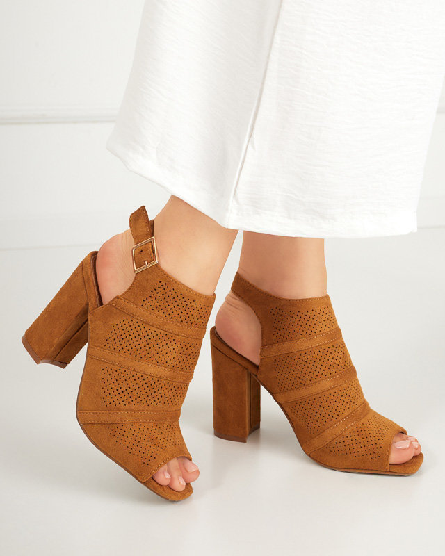 Durchbrochene Damensandalen auf einem Pfosten in Camel Texis - Schuhe