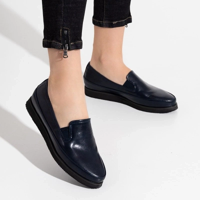 Dunkelblaue Damenschuhe aus Öko-Leder ziehen Medarda-Schuhe an