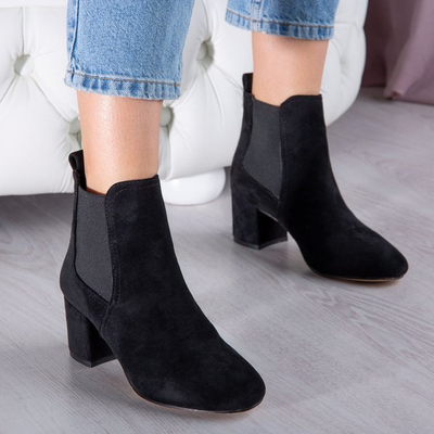 Schwarze Stiefel an einem höheren Pfosten Anabella - Footwear