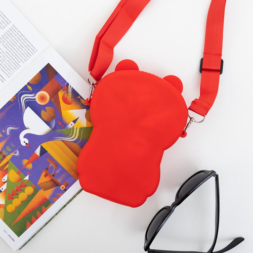 Червона сумочка у формі ведмедика