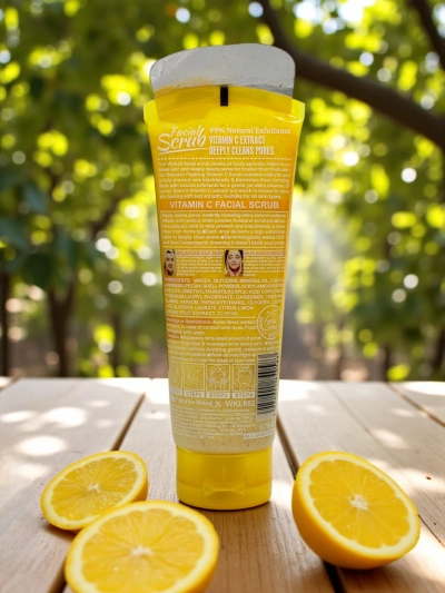 Goldenes Zitrusfrucht-Gesichtspeeling