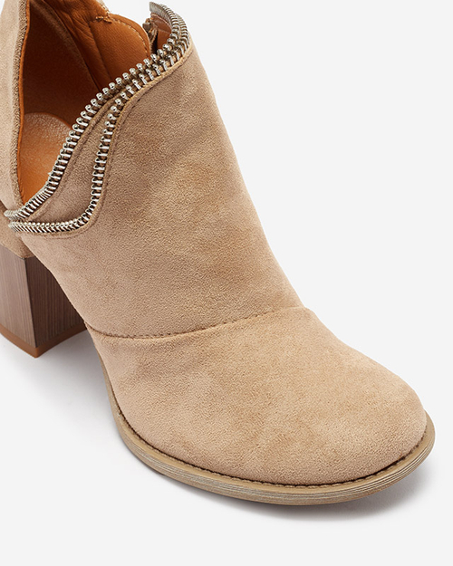 Світло-коричневі жіночі утеплені чоботи на підборах Mukis