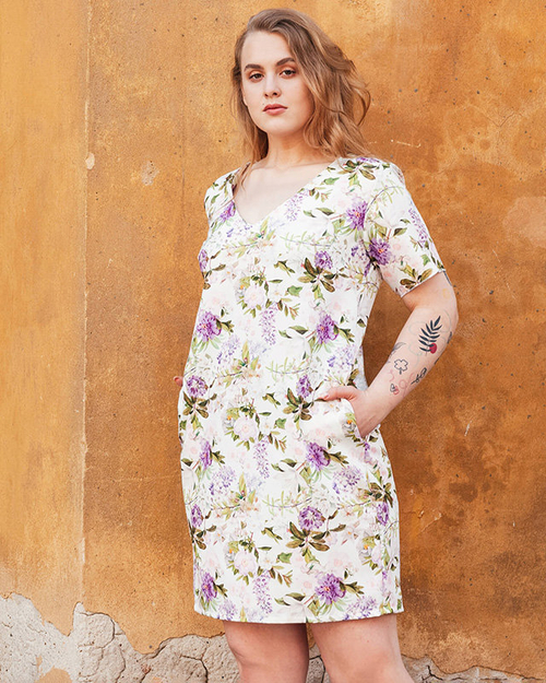Біла жіноча сукня з фіолетовими квітами з кишенями PLUS SIZE - Одяг