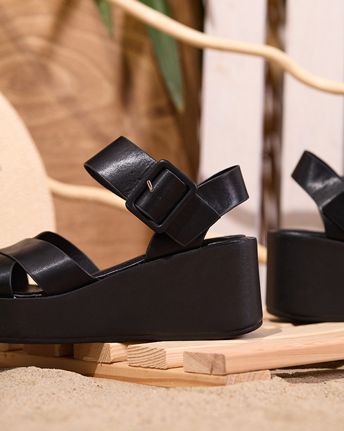 Чорні жіночі босоніжки з екошкіри на танкетці Scozi