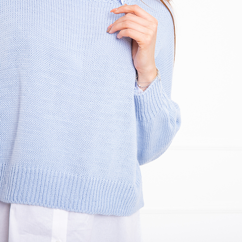 Блакитний жіночий светр з білою сорочкою