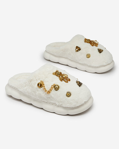 Royalfashion Weiße Damenpelzpantoffeln mit Ornamenten Erserra