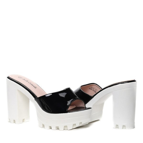 Czarne klapki na słupku- Obuwie