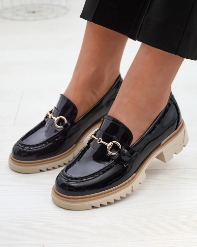 Schwarz lackierte Damenmokassins mit Kette Soterra - Footwear