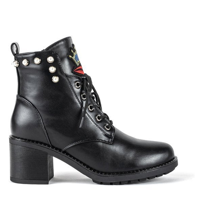 Schwarze Stiefel an einem höheren Pfosten mit Nevadinas-Aufnähern - Schuhe 1