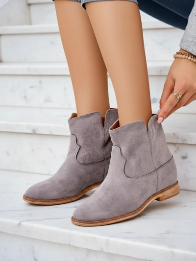 Royalfashion Kowboy-Stiefeletten auf einer bedeckten Keilabsatz Bluestone