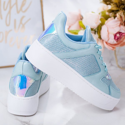 Blaue Sportschuhe auf der Salsa-Plattform - Schuhe 1