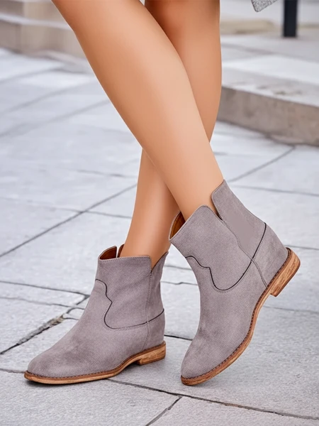 Royalfashion Kowboy-Stiefeletten auf einer bedeckten Keilabsatz Bluestone