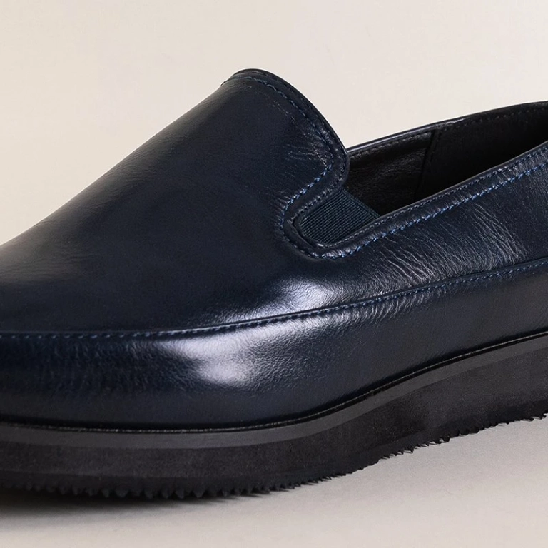 Dunkelblaue Damenschuhe aus Öko-Leder ziehen Medarda-Schuhe an