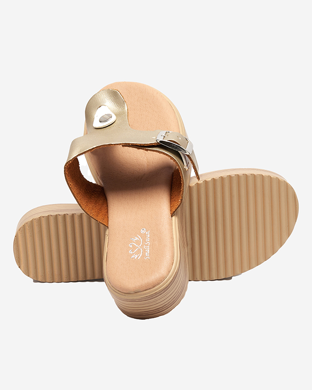 Goldene Damensandalen auf der Borico-Plattform - Schuhe