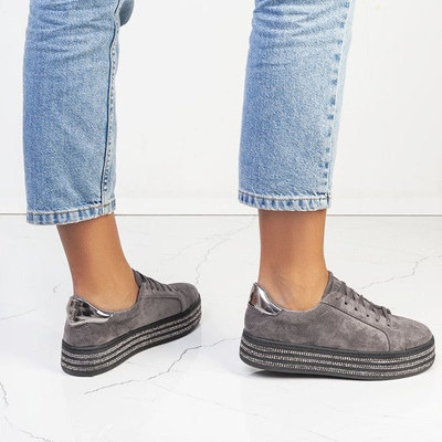 Graue Sportschuhe auf der Vahili-Plattform - Schuhe 1