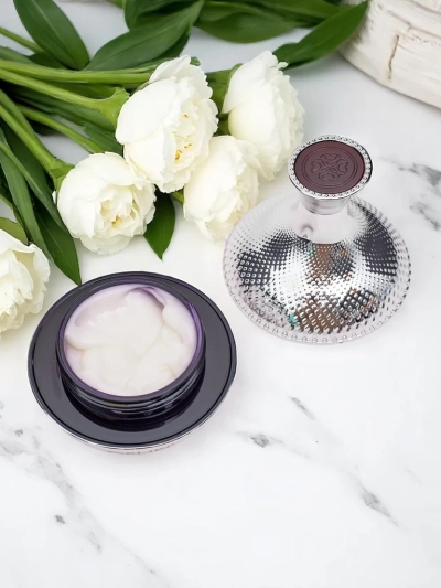 Anti-Falten- und aufhellende Gesichtscreme