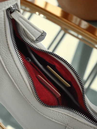 Royalfashion Kleine Damenhandtasche aus Öko-Leder mit dekorativem Riemen Lacquea