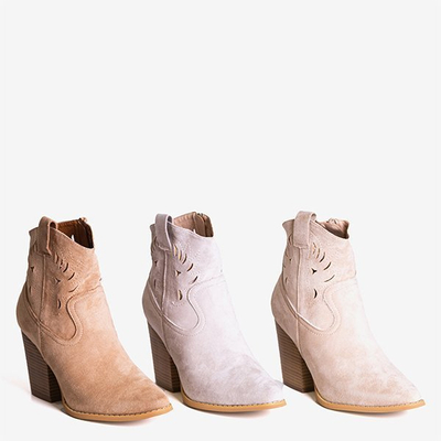 Beigefarbene Cowboystiefel auf der Belieu-Post - Schuhe