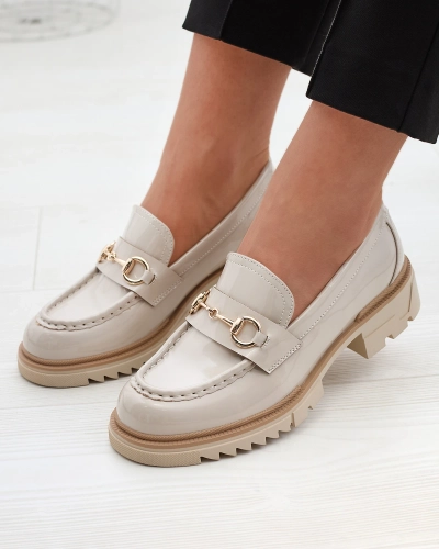 Beige lackierte Damenmokassins mit Kette Soterra - Footwear