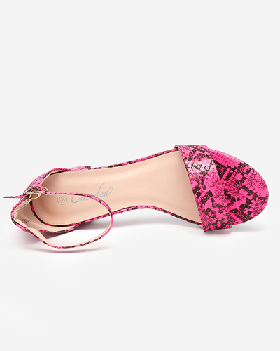Fuchsia Damensandalen auf einem Post a'la Schlangenhaut Woccino- Schuhe