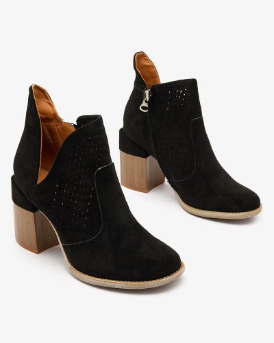 Royalfashion Schwarze Damenstiefel auf einem Pfosten und mit einem Ausschnitt Neafla