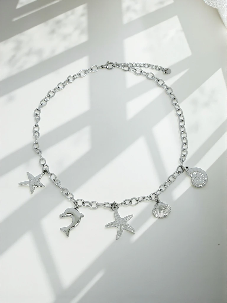 Halskette Atena Charm Sea – goldene Amulette mit Meeresmotiven