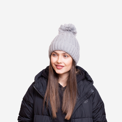 Graue, isolierte, glänzende Damenmütze mit Bommel - Accessoires