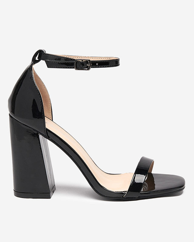 Schwarze Damensandalen auf dem Pfosten von Whopso - Schuhe