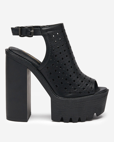 Schwarze durchbrochene Damensandalen auf dem Post von Asage-Footwear