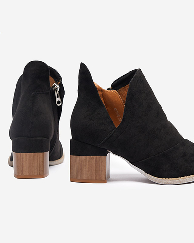 Schwarze isolierte Damenstiefel auf einem braunen Karela-Pfosten - Schuhe