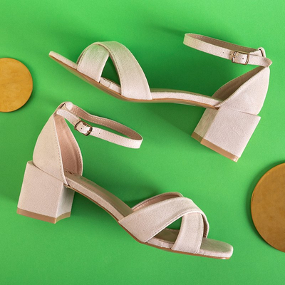 Beige Damensandalen auf niedrigem quadratischem Pfosten Cefernia - Schuhe