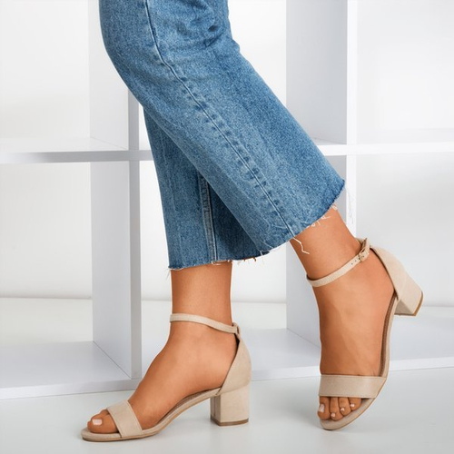 Бежеві жіночі босоніжки на низькій пості First Love - Взуття