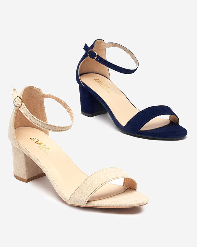 Beige Damensandalen auf der Nelino-Post - Schuhe