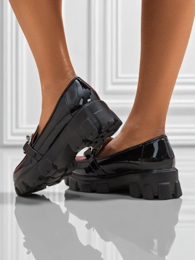 Damen Loafers Hera Nero aus lackiertem Eco-Leder mit Kette, Frühling