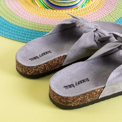 OUTLET Hellgraue Damenpantoffeln mit Schleife Alanza - Schuhe